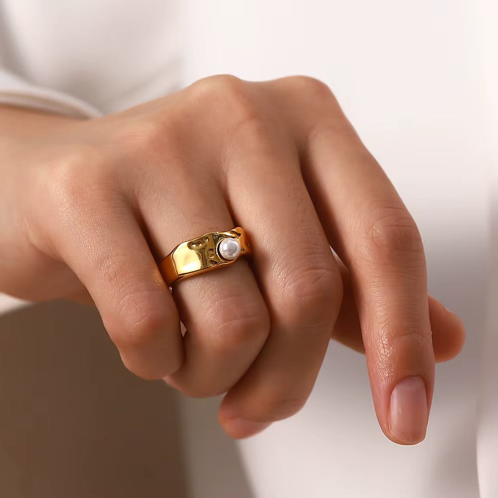 Anillo elegante dorado con perla natural