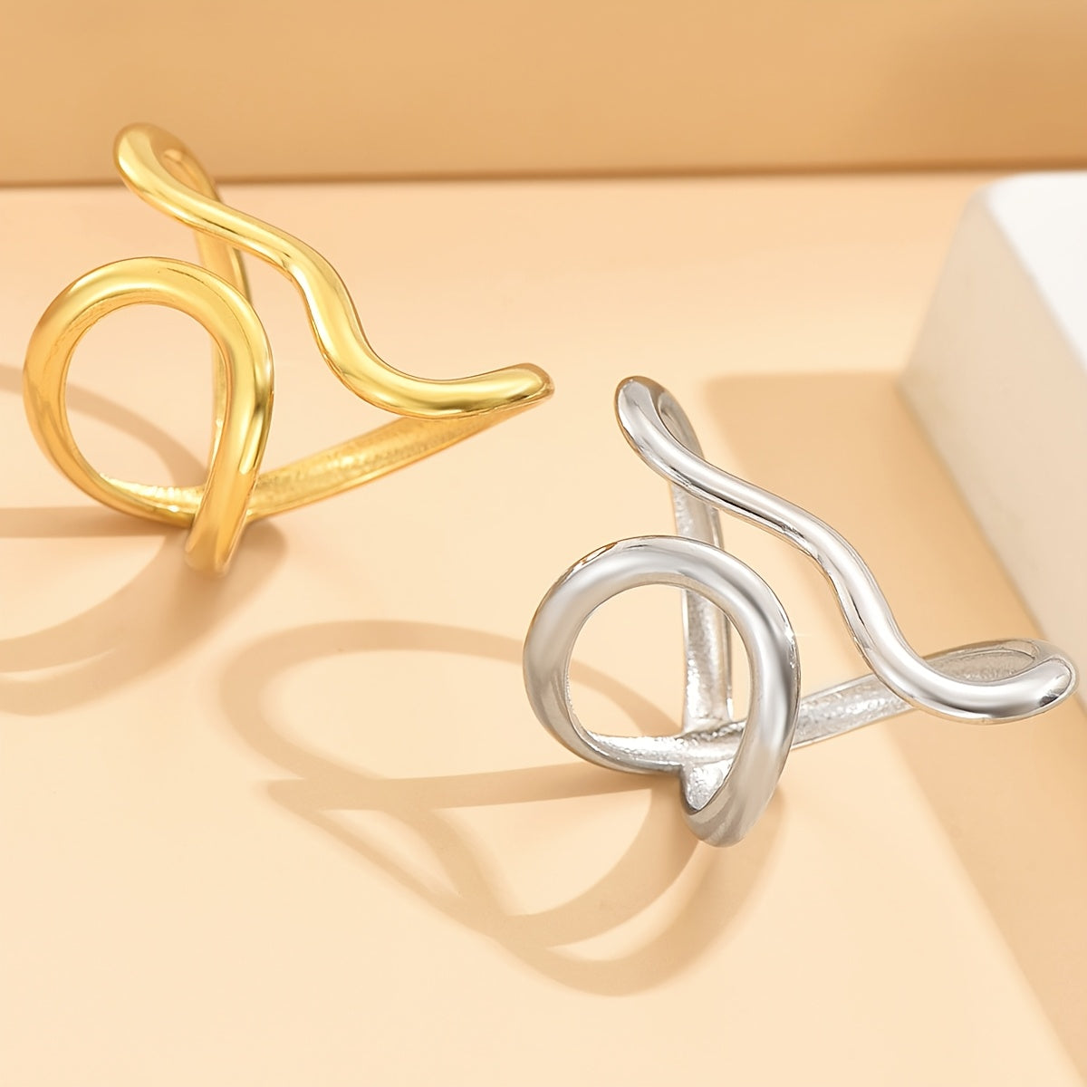 Anillo chic de onda asimétrica