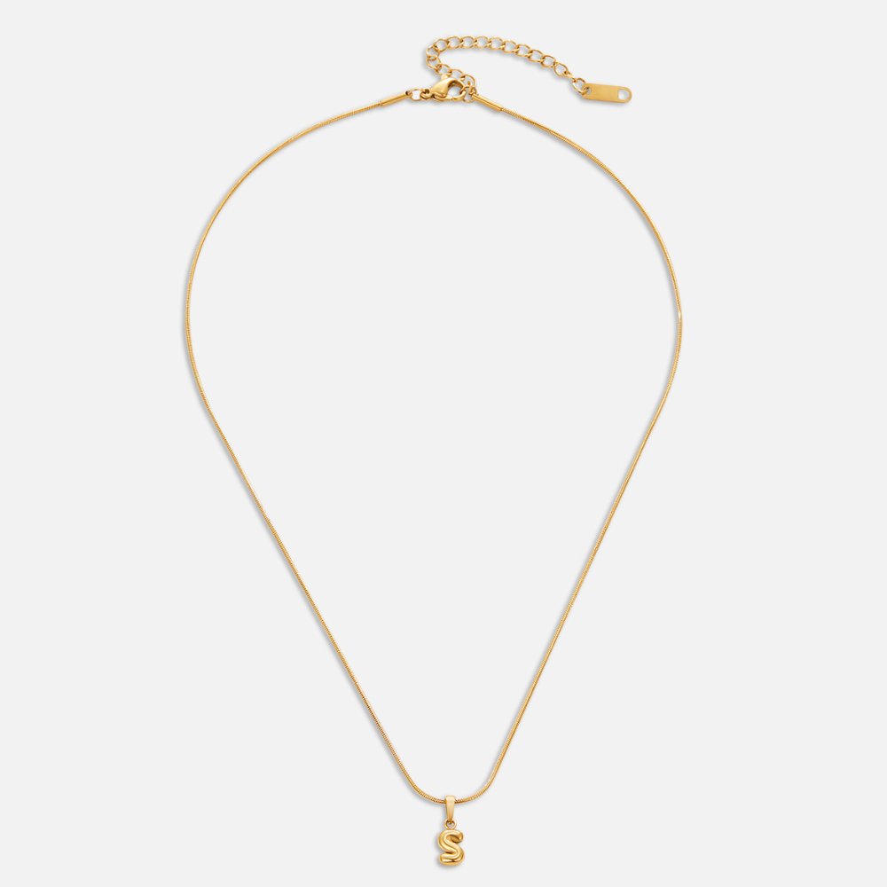 Collar chic con letra estilo burbuja