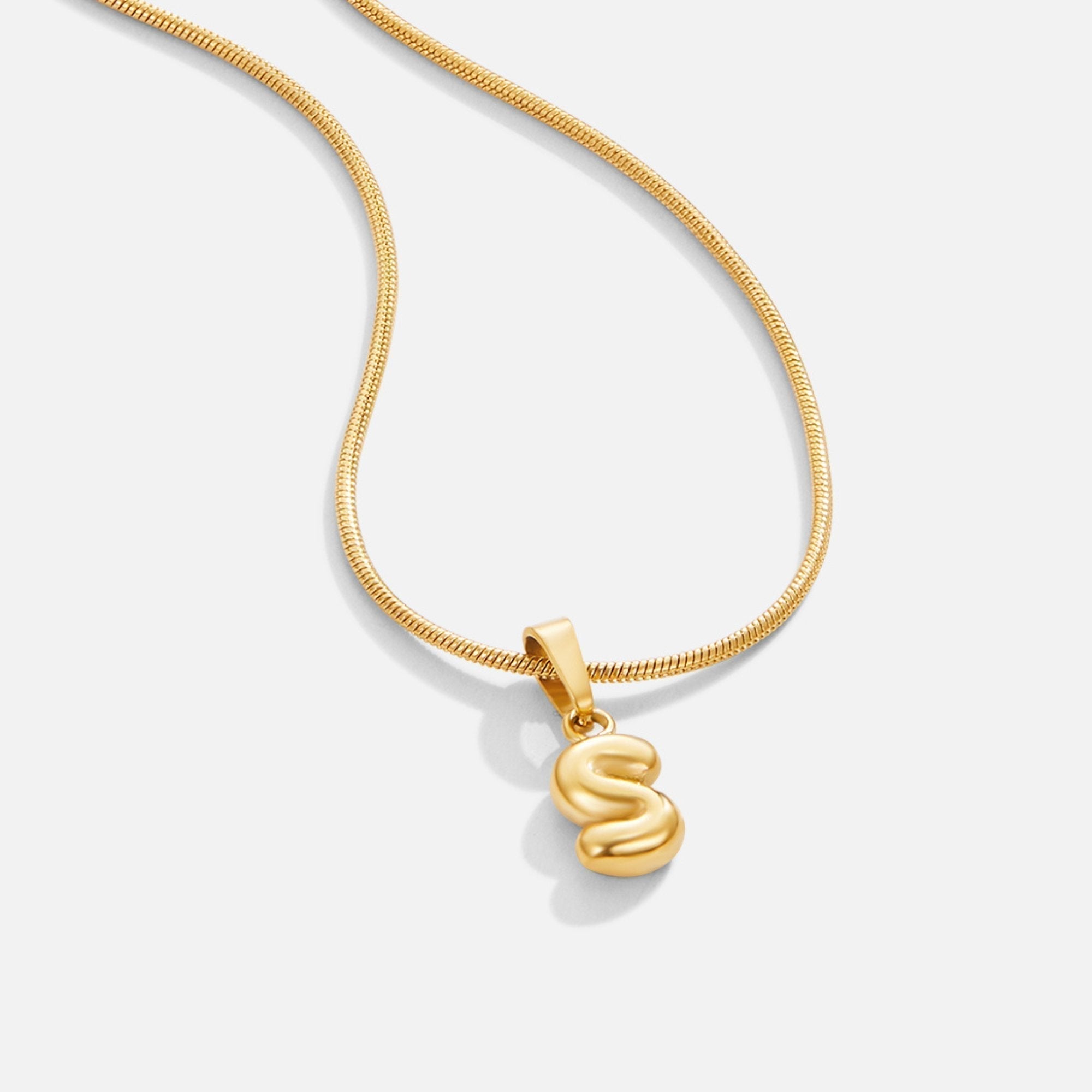 Collar elegante con letra estilo burbuja
