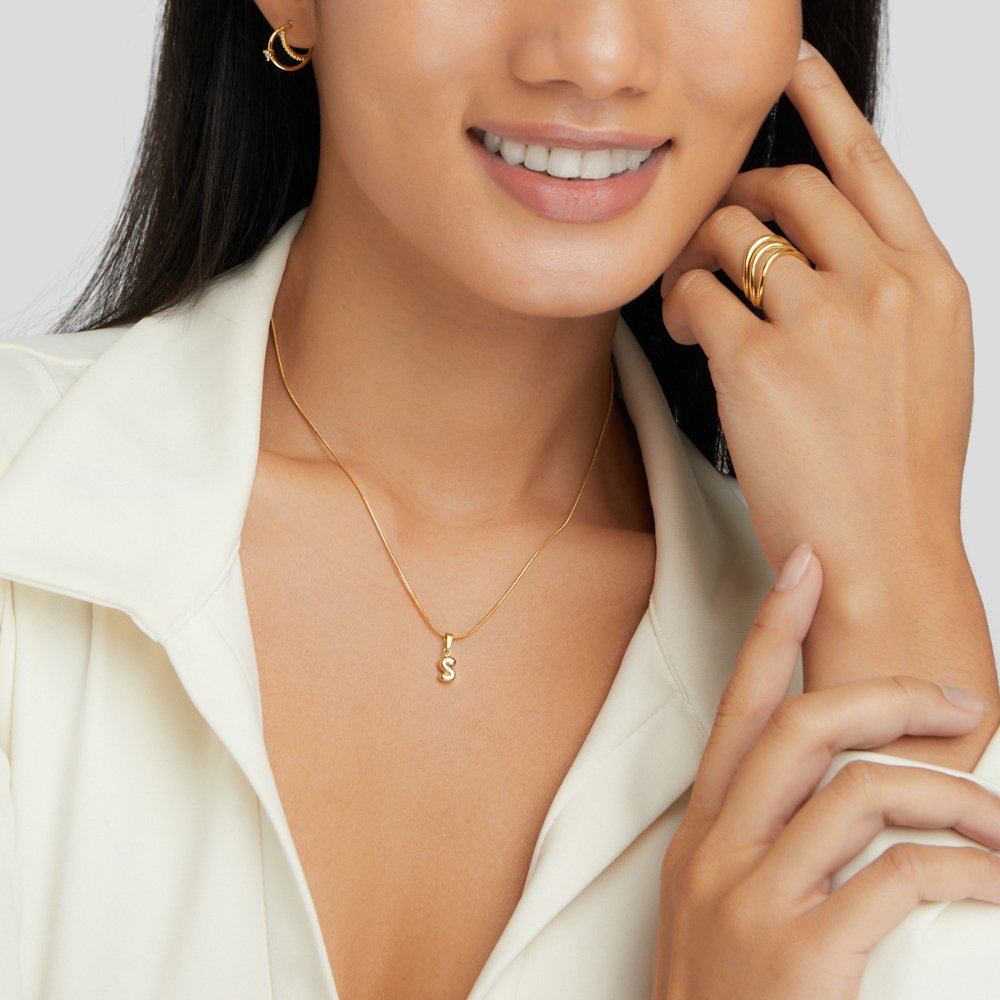 Collar elegante con letra estilo burbuja