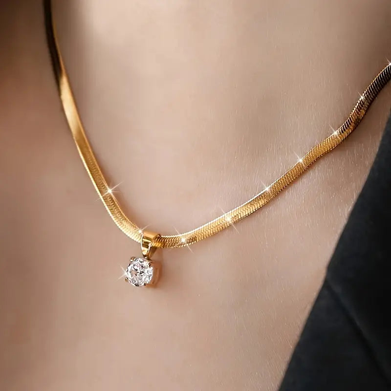 Collier élégant en or avec pendentif en strass