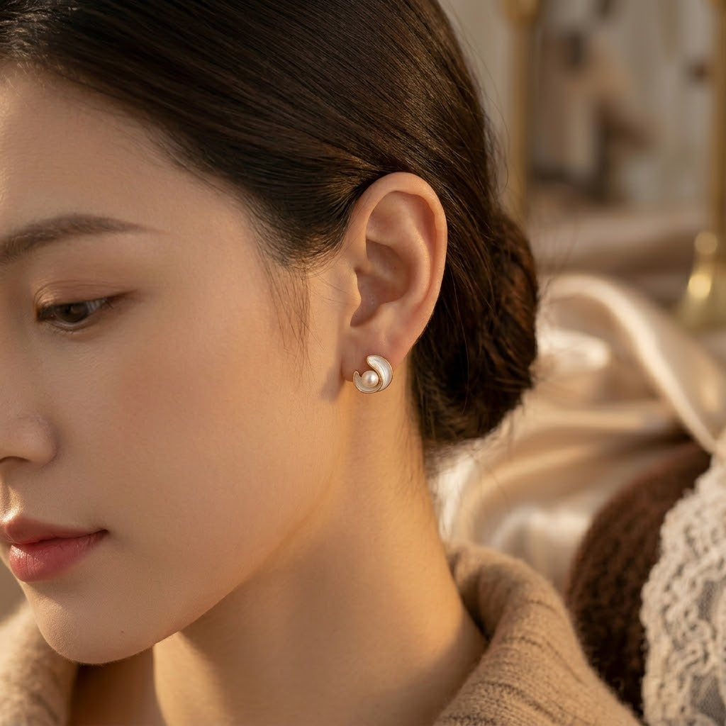 Boucles d'oreilles puces Lune et Perle Tourbillon Doré