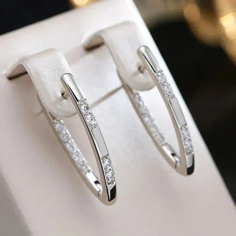Aretes sofisticados con piedras de circonia