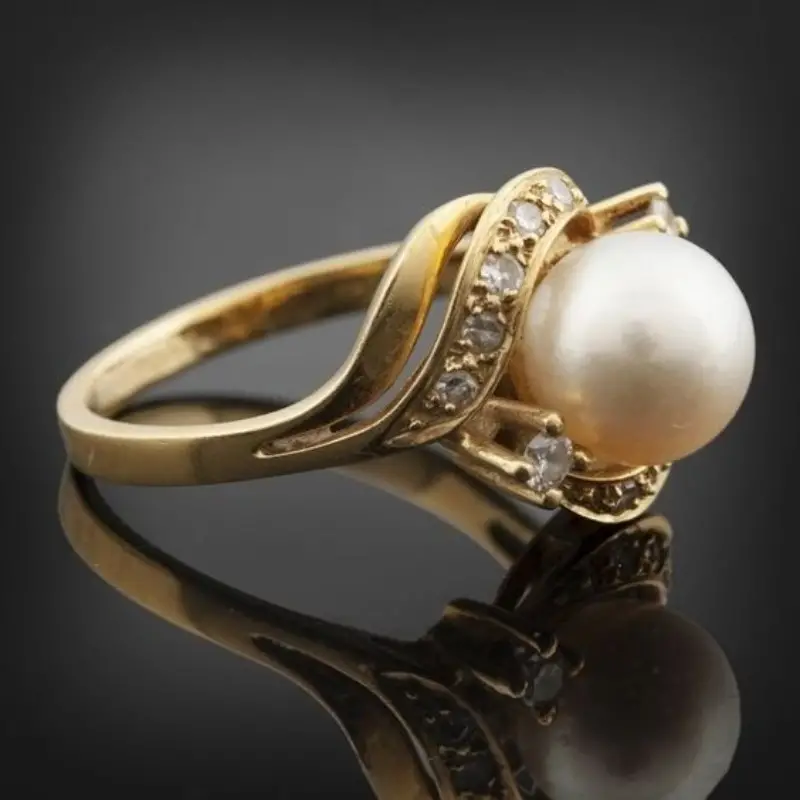 Anillo elegante con perla y oro radiante