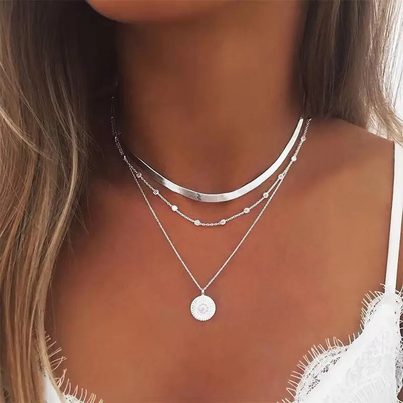 Conjunto de collares plateados en capas con gargantilla y colgante