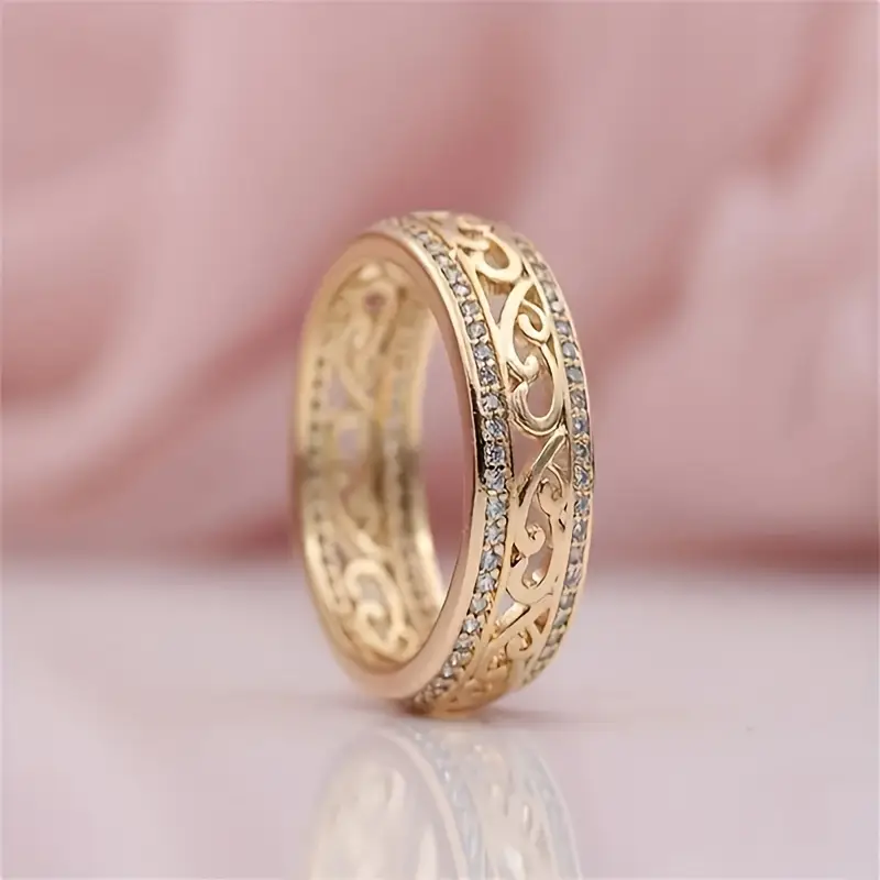 Anillo dorado brillante calado