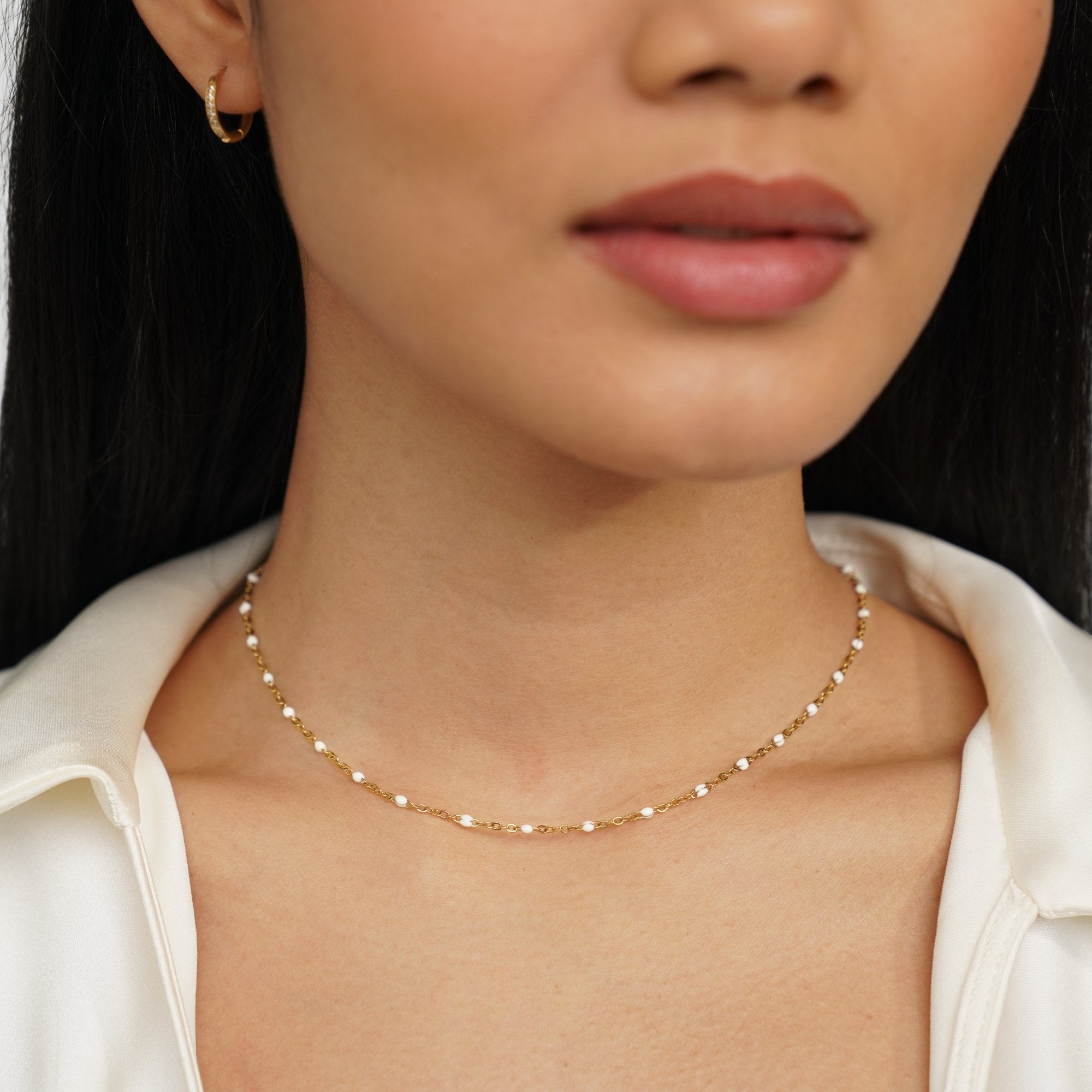 Collar minimalista con perlas blancas