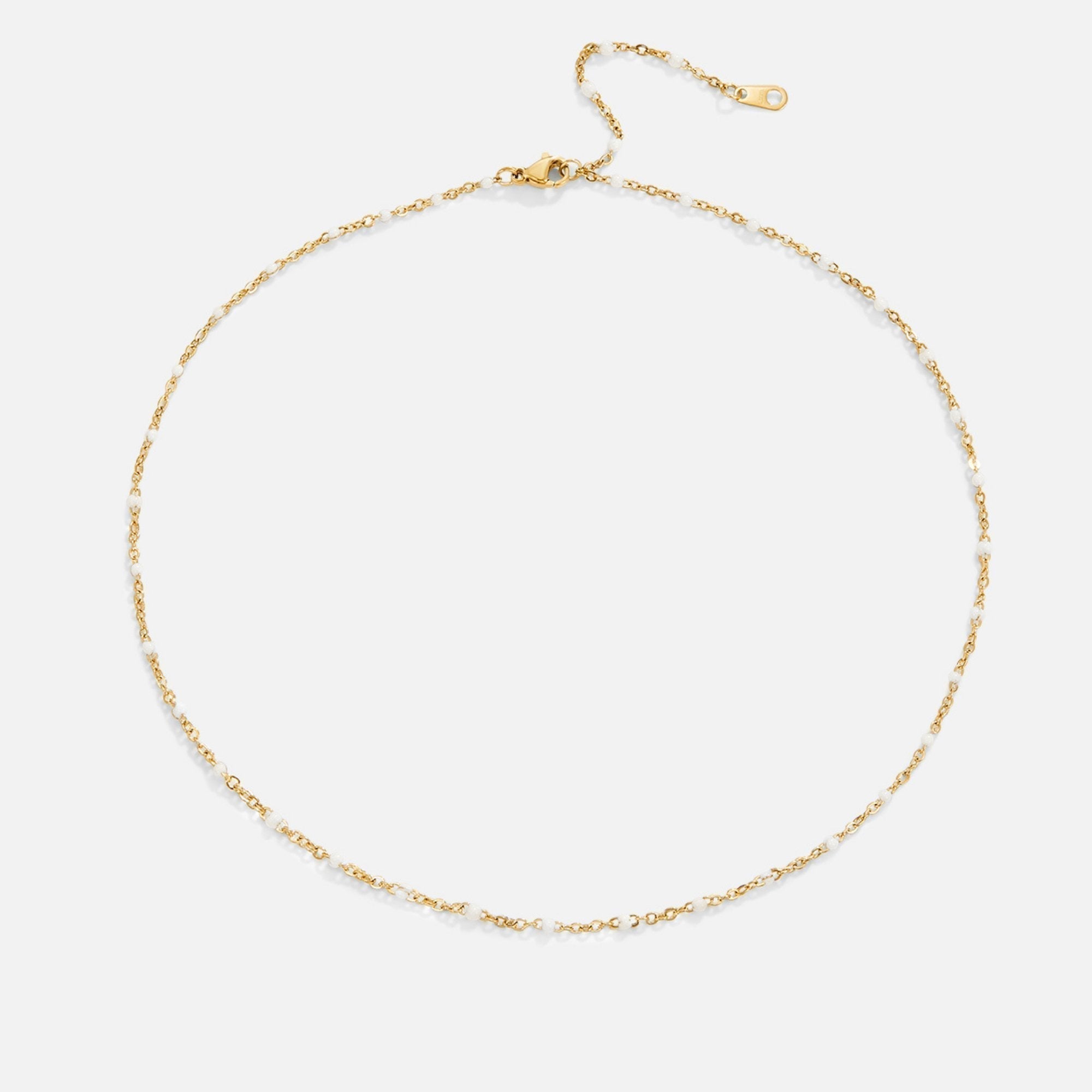 Collar minimalista con perlas blancas