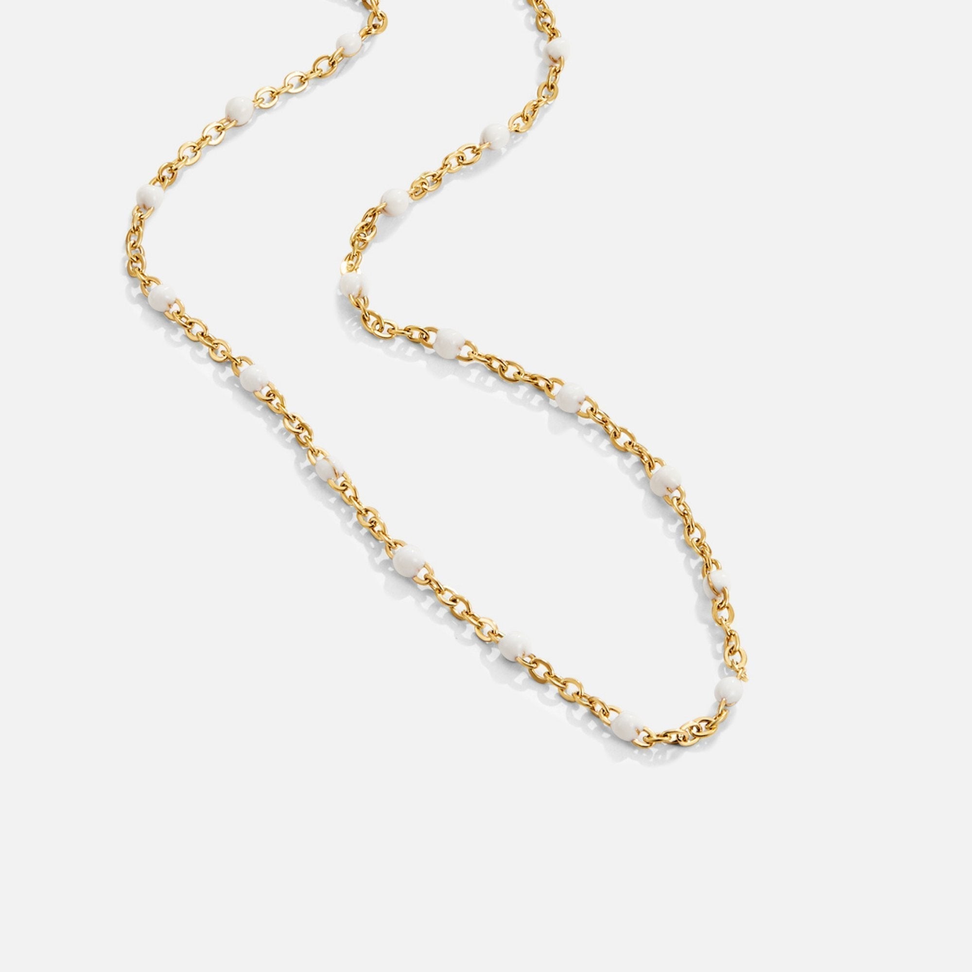 Collar minimalista con perlas blancas