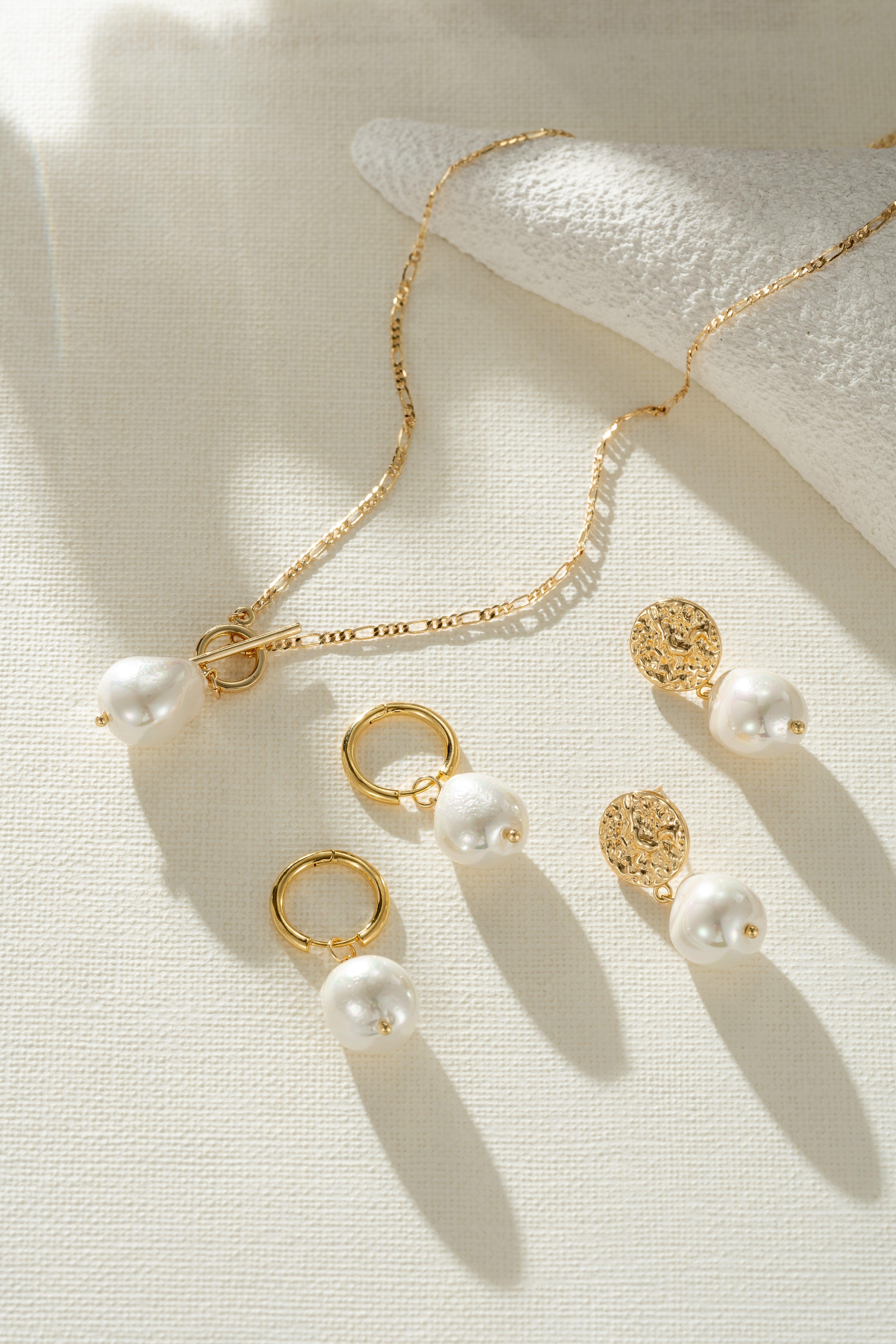 Collar elegante dorado con perlas