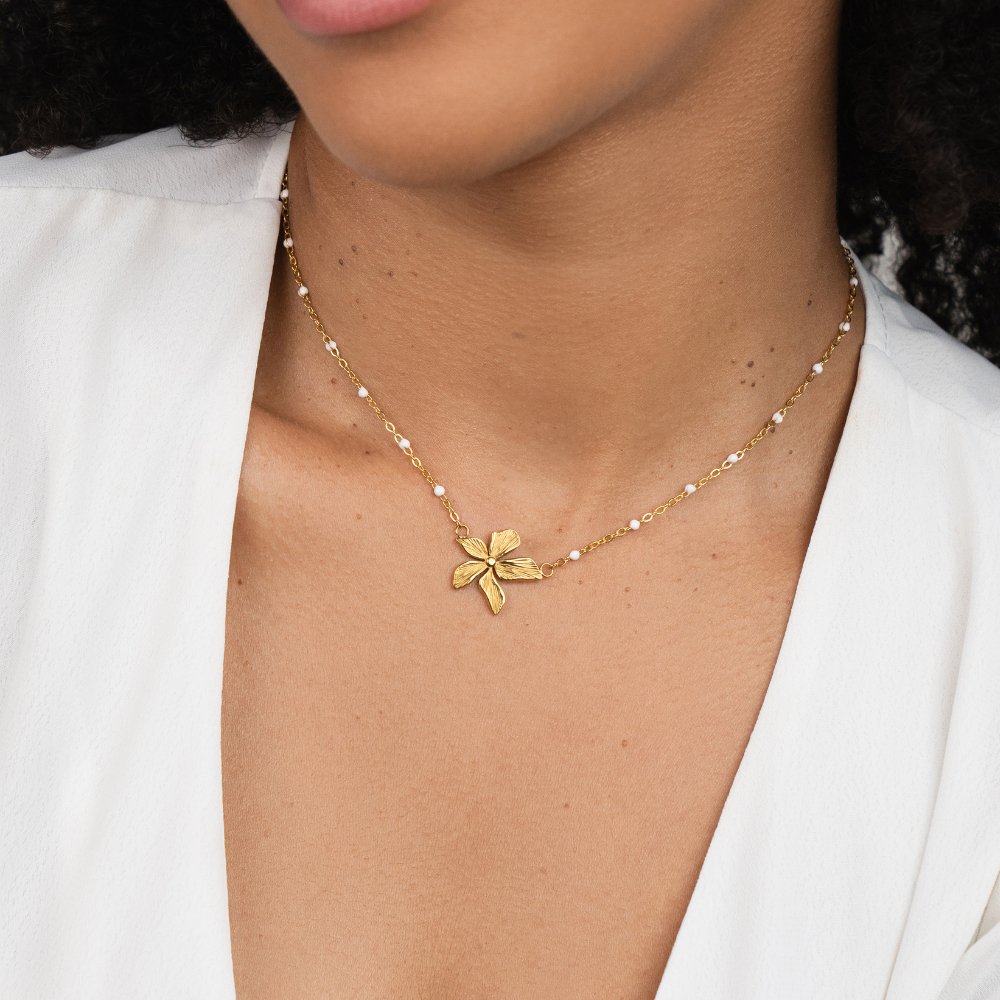 Collar elegante con flor dorada
