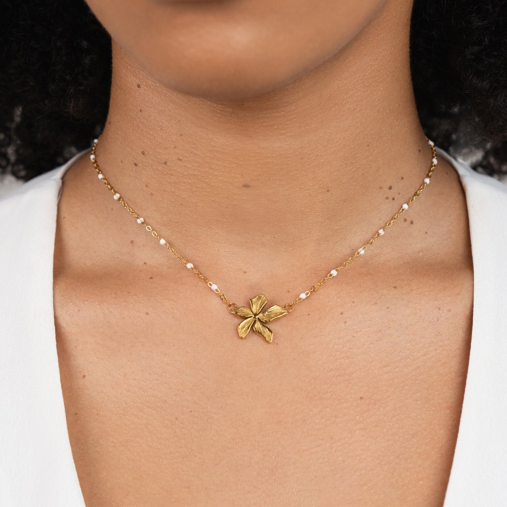 Collar elegante con flor dorada