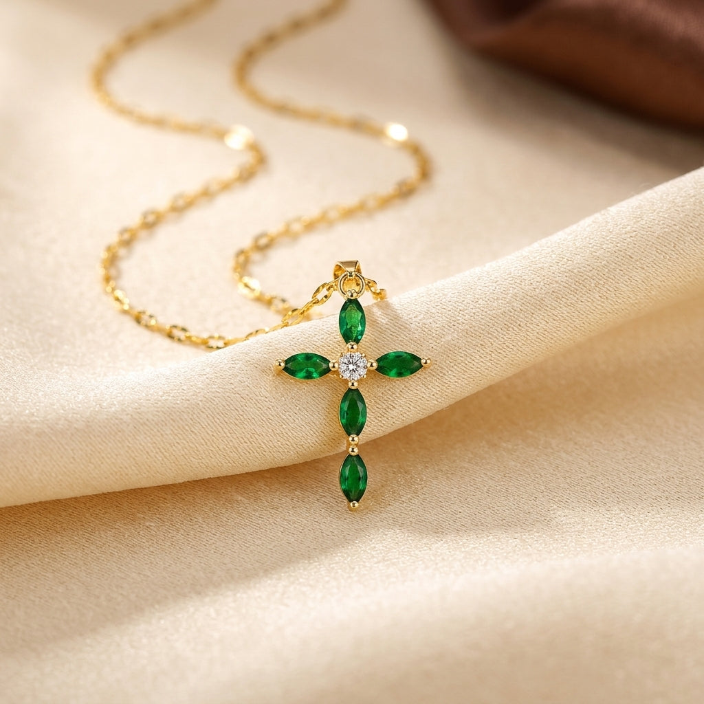 Collier croix marquise émeraude en or