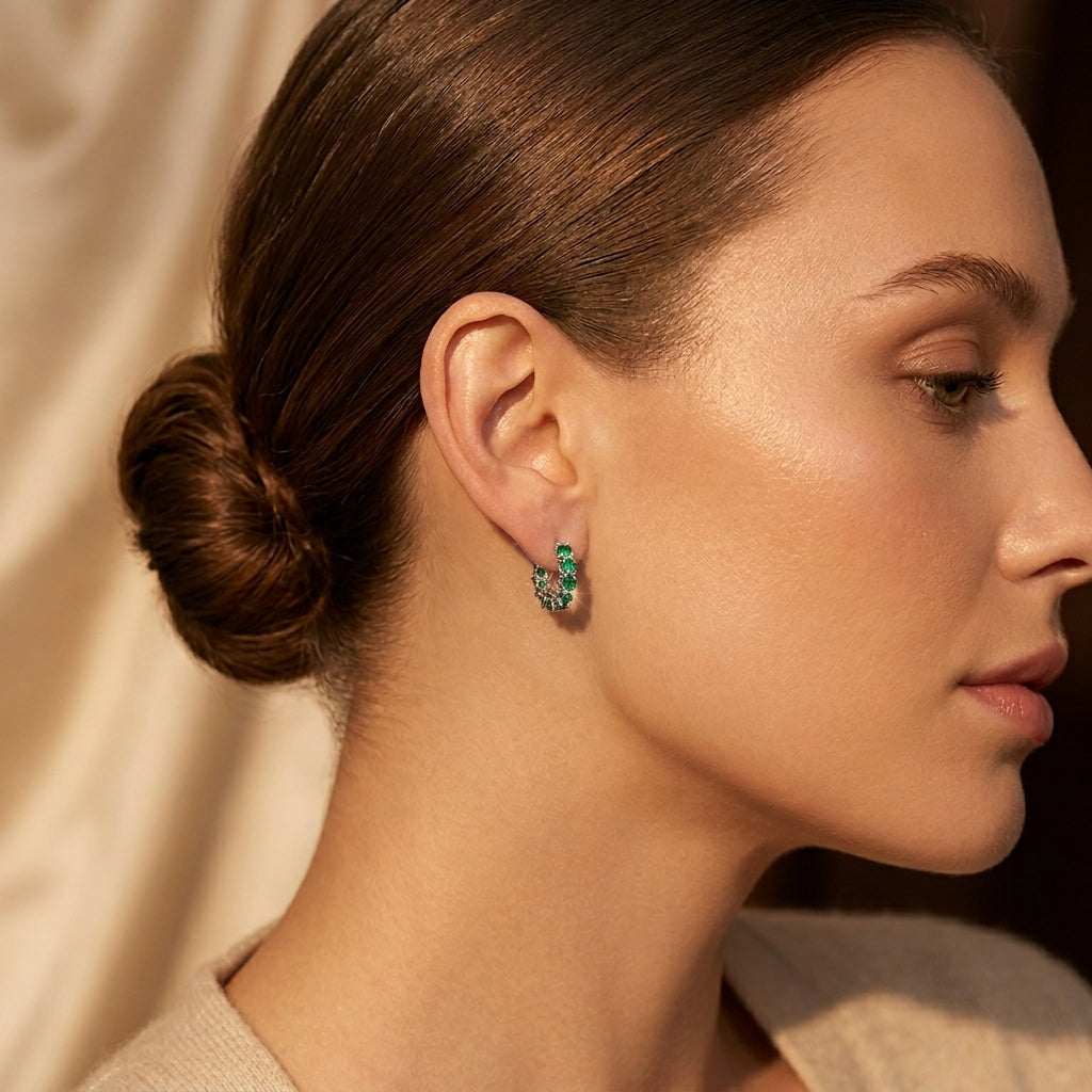 Boucles d'Oreilles Créoles Dorées à Émeraudes Ajourées