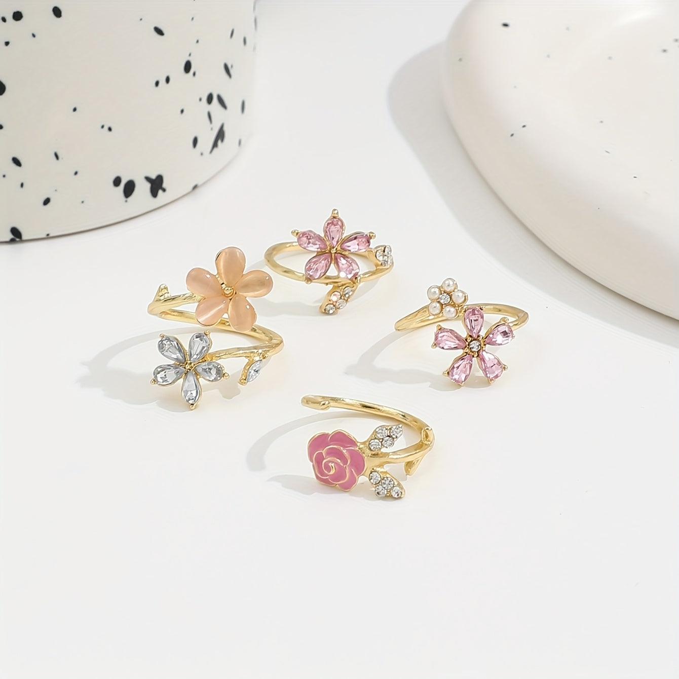 Conjunto de anillos de aleación con pedrería y perlas