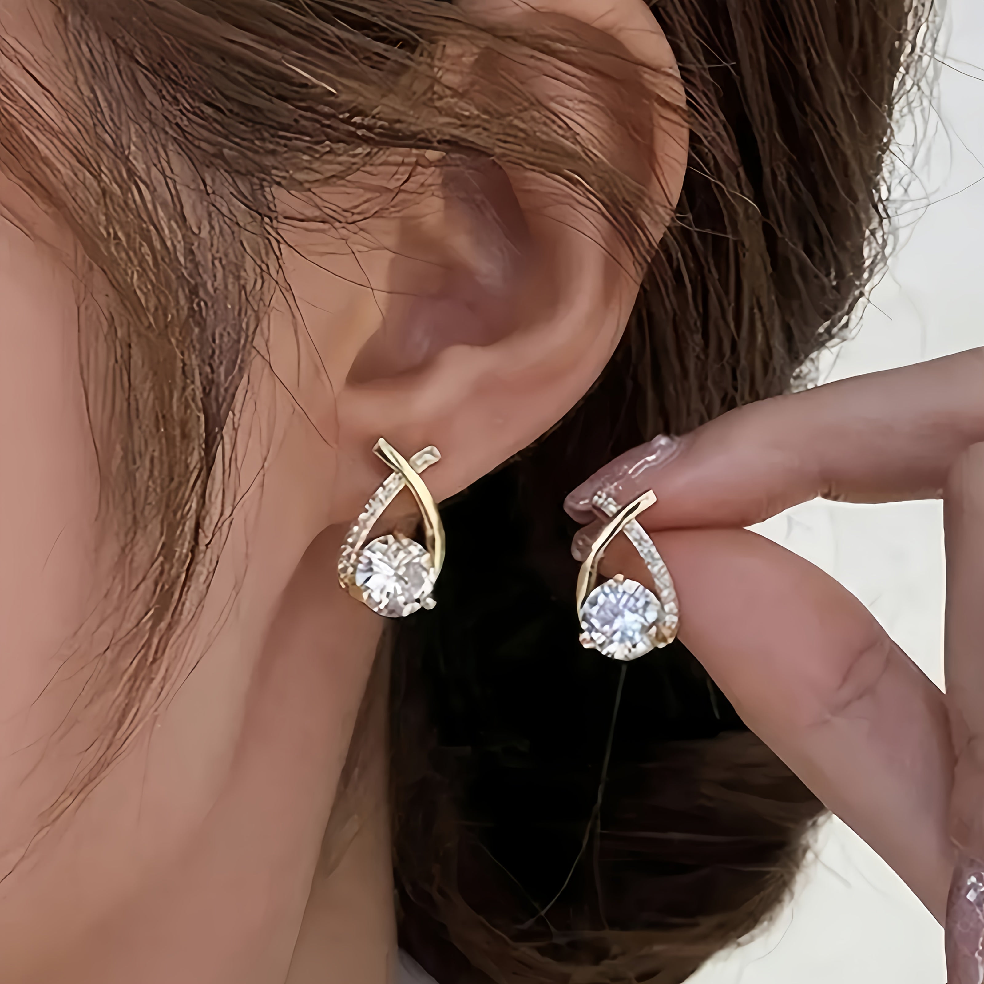 Aretes de botón con cruz dorada de circonia