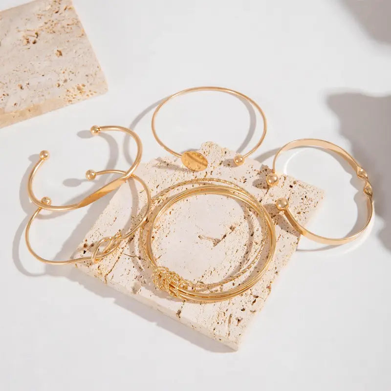 Conjunto de pulseras elegantes doradas