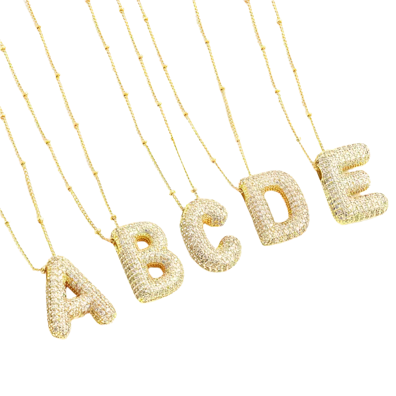 Collar elegante dorado con inicial de letra