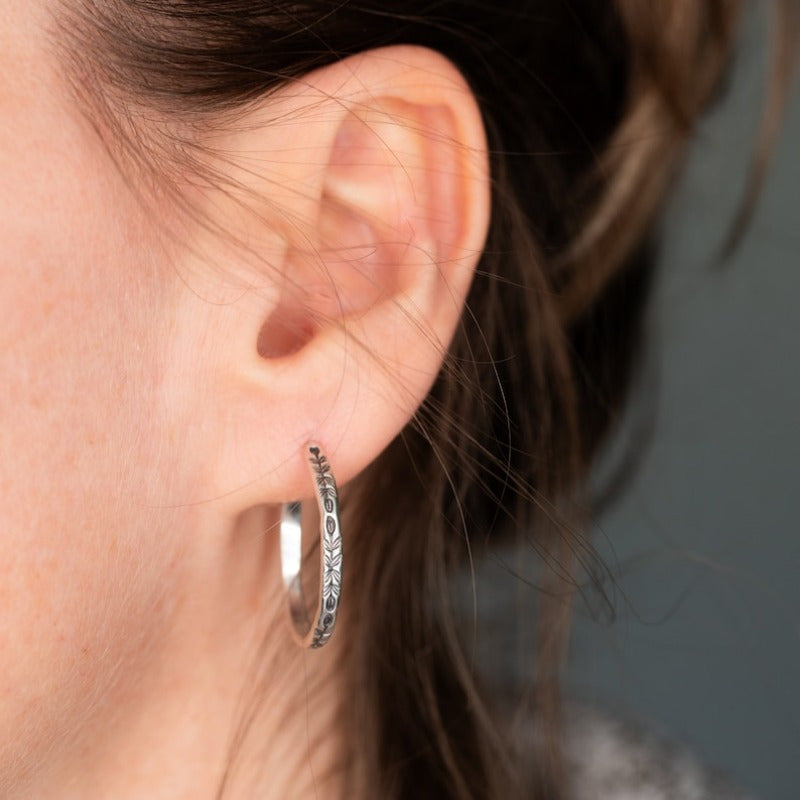 Boucles d’oreilles créoles argentées uniques