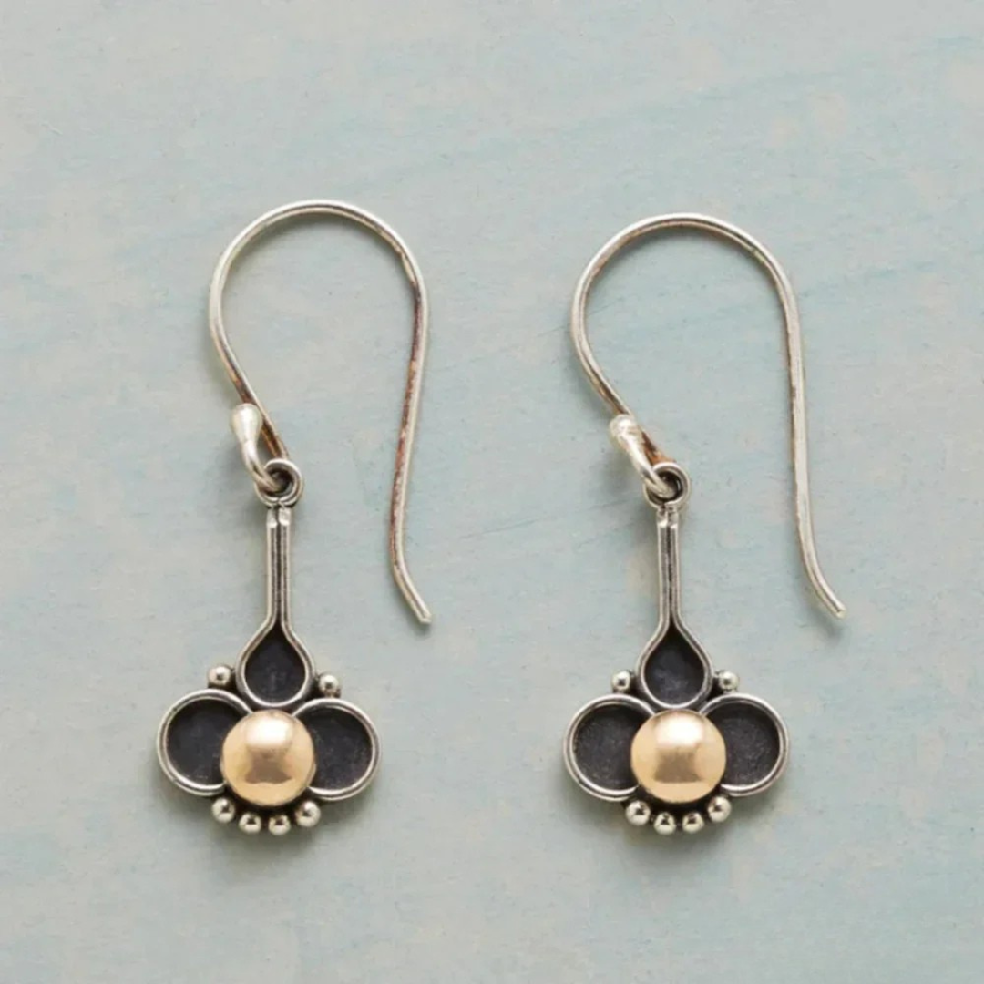 Aretes elegantes de trébol de plata con perlas
