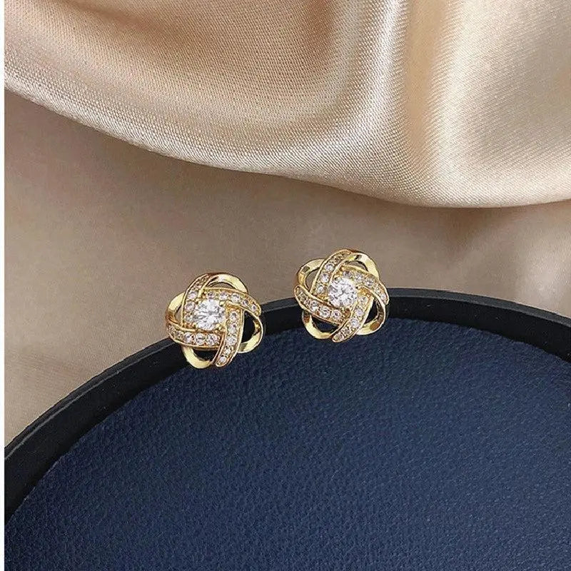 Aretes de botón florales en espiral dorados con cristal