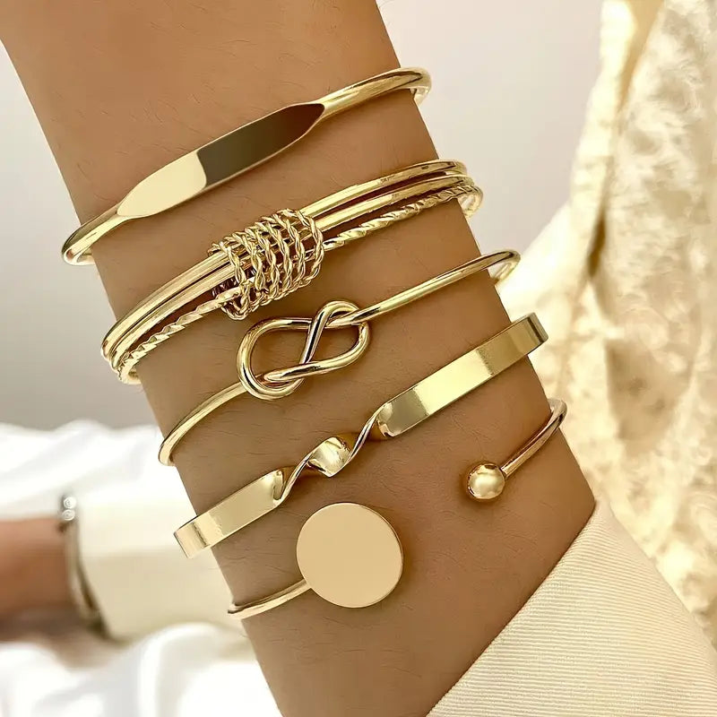 Conjunto de pulseras elegantes doradas