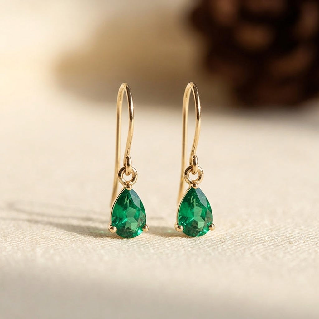 Boucles d'oreilles pendantes goutte émeraude en or