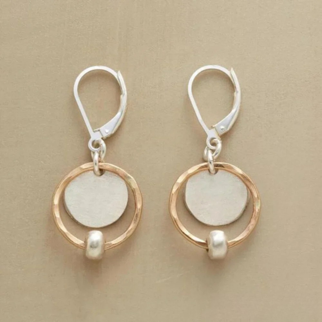 Aretes elegantes de oro y plata con perlas