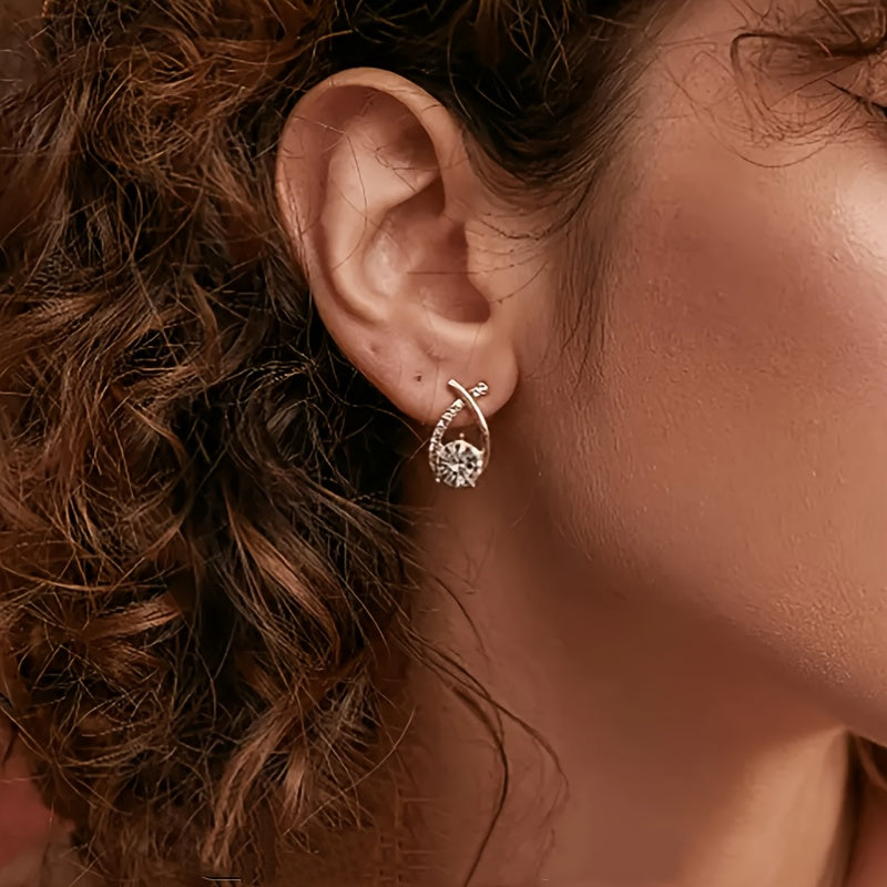 Pendientes tipo stud de cruz dorada con zirconia.
