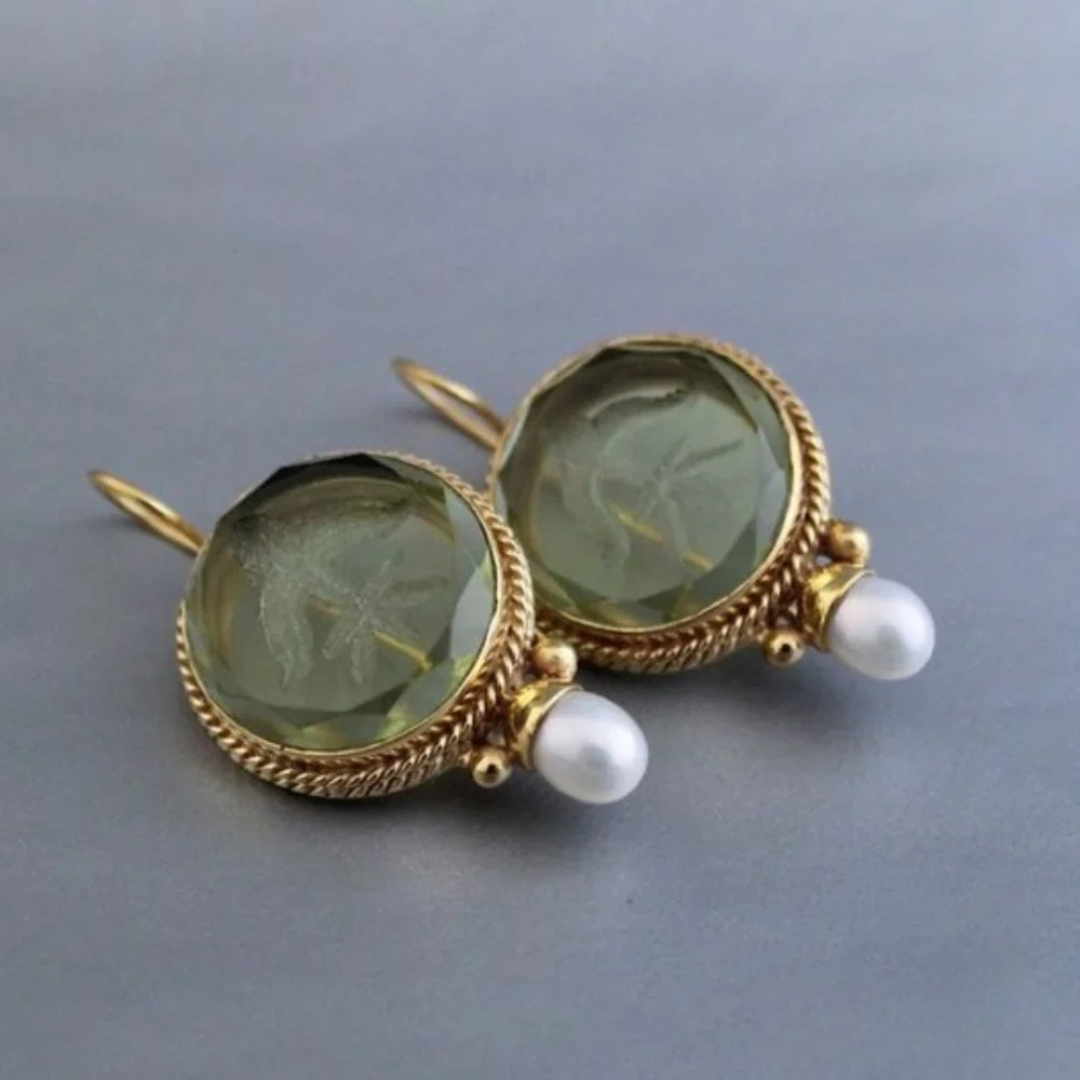 Boucles d’oreilles rétro classiques avec pierres vertes et perles