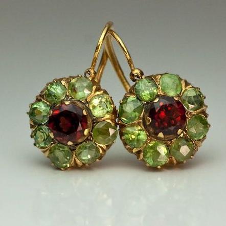 Aretes redondos elegantes con cristales verdes y rojos