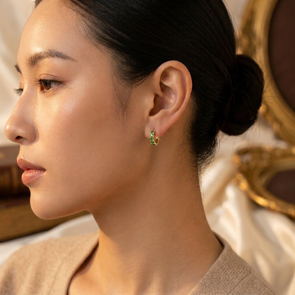 Boucles d'Oreilles Créoles Dorées à Émeraudes Ajourées