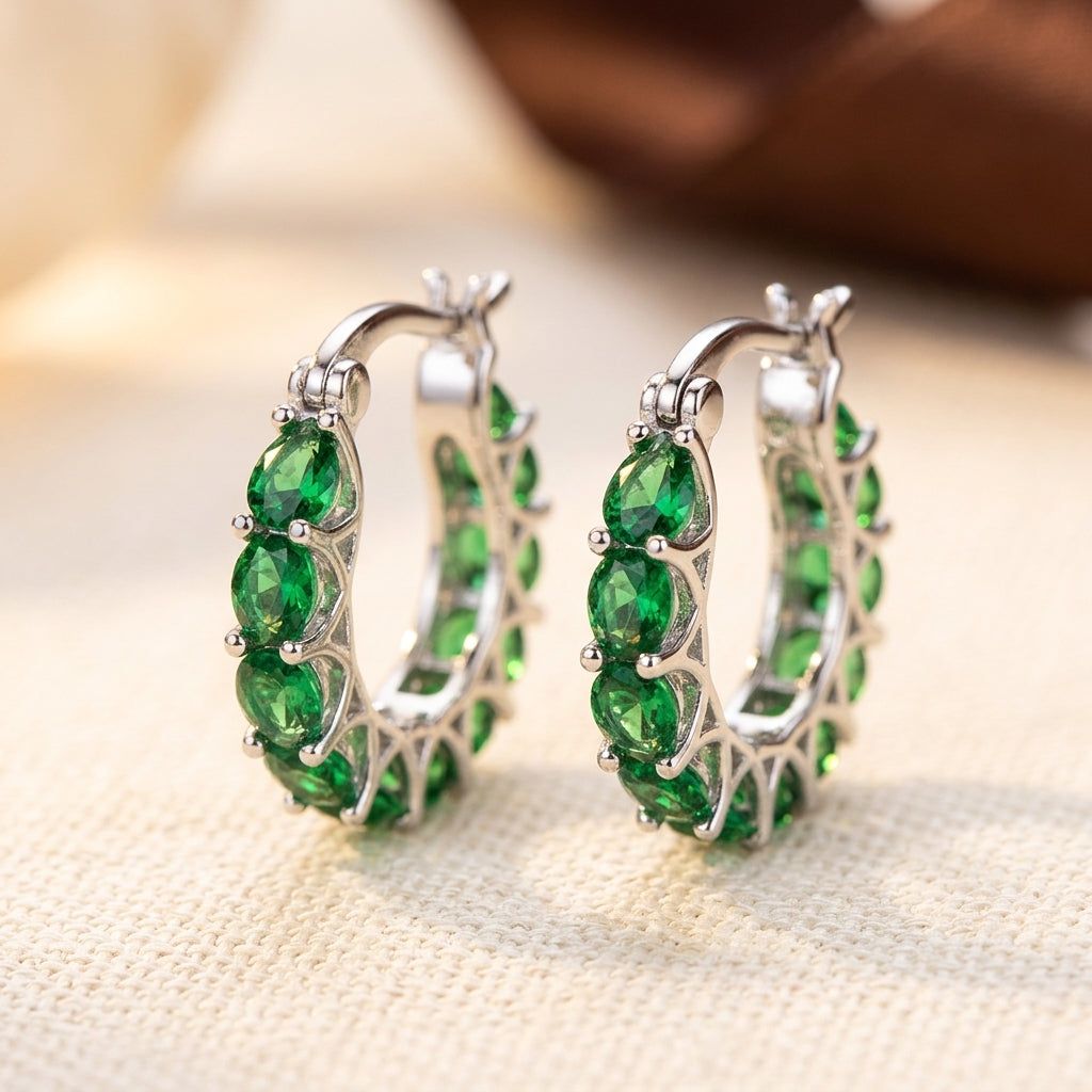 Boucles d'Oreilles Créoles Dorées à Émeraudes Ajourées