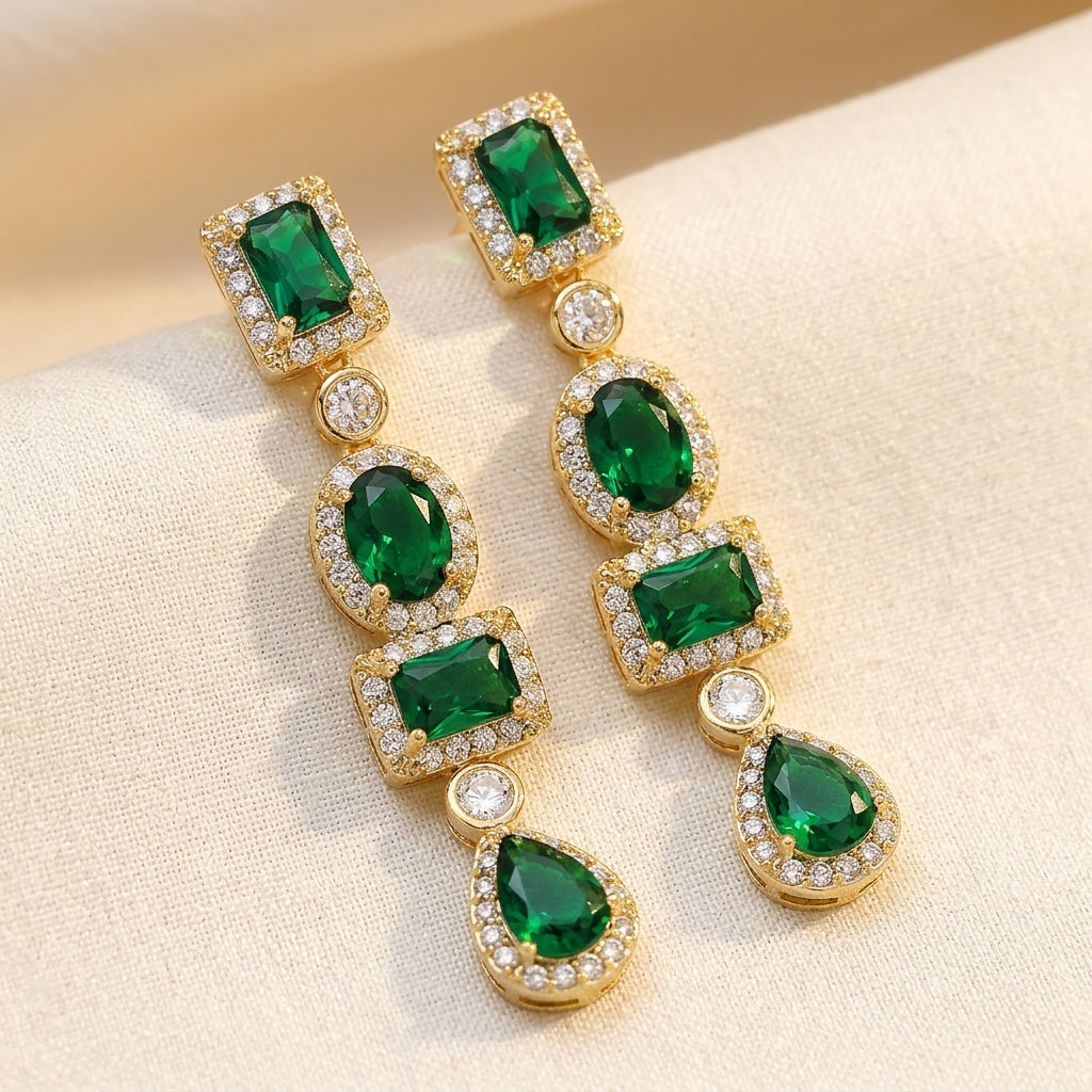 Boucles d'oreilles pendantes dorées à cristaux émeraude multi-formes