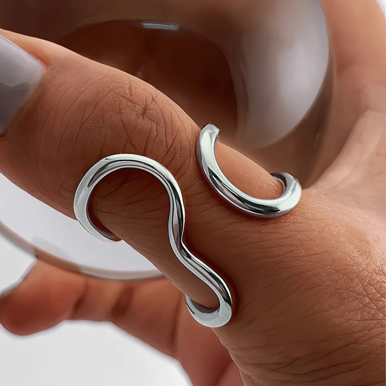 Anillo chic de onda asimétrica