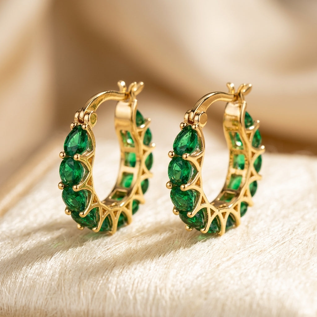 Boucles d'Oreilles Créoles Dorées à Émeraudes Ajourées