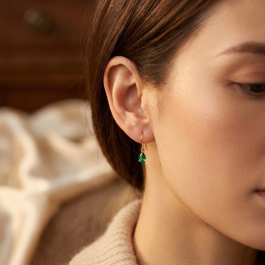 Boucles d'oreilles pendantes goutte émeraude en or
