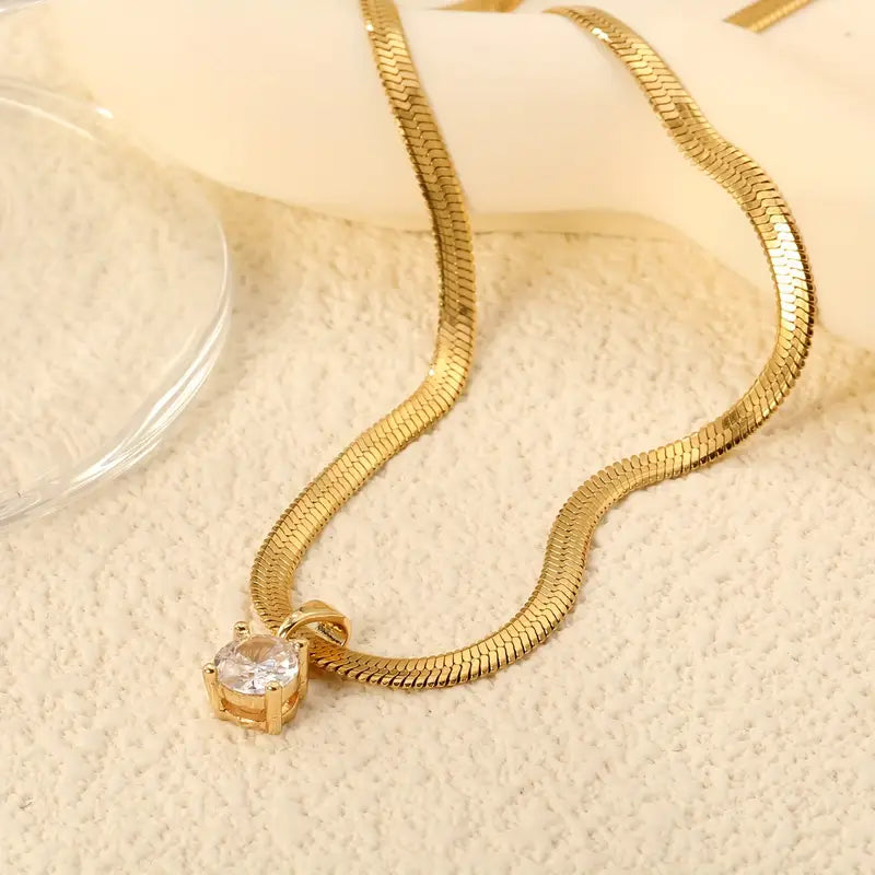 Collar elegante dorado con dije de pedrería
