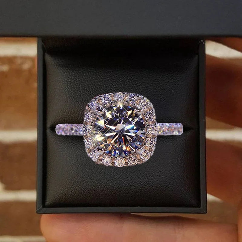 Zinnia Valeriani Ring | White Gold