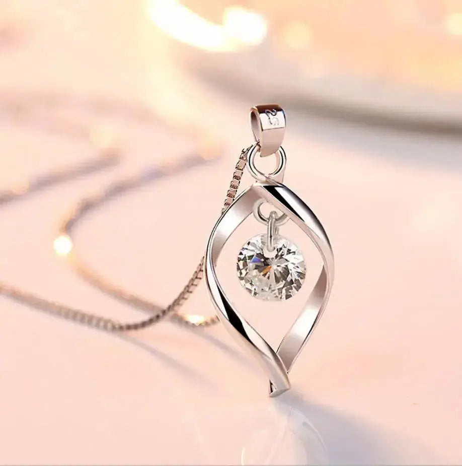 Collar de plata con dije torsionado en forma de gota