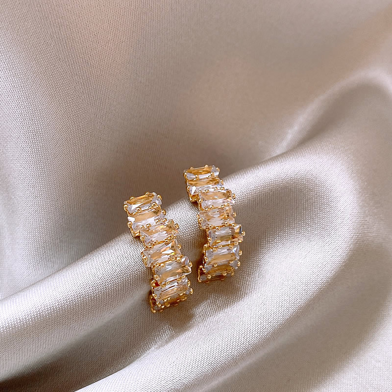 Aretes elegantes dorados con brillo de zirconia