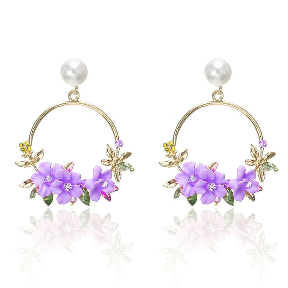 Aretes elegantes de flor dorados con perlas