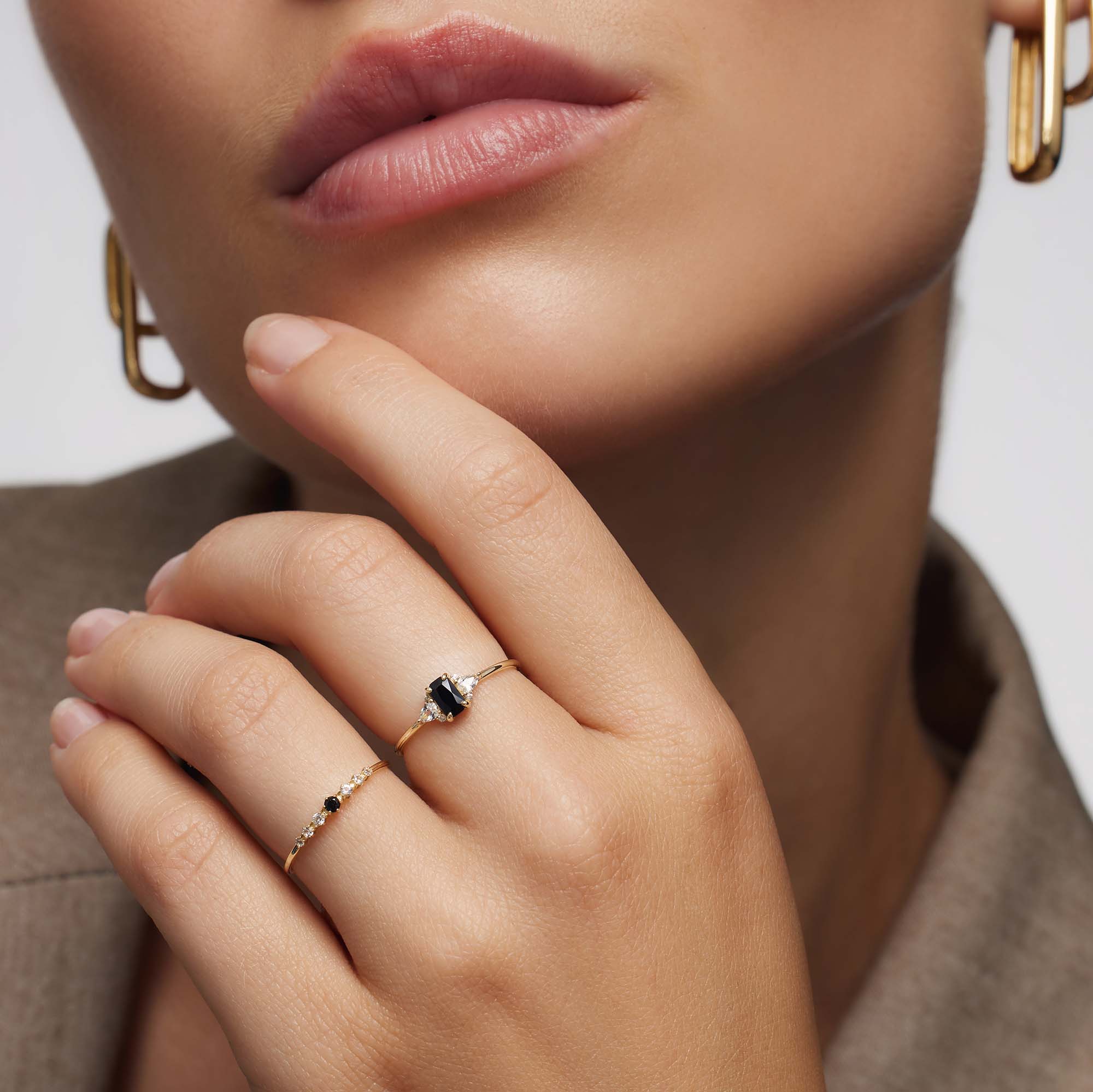 Anillo con piedra negra