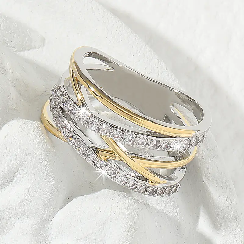 Anillo de banda cruzada en dos tonos con zirconia