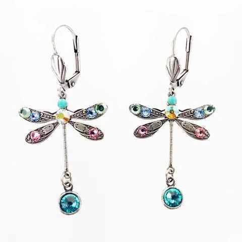 Aretes elegantes con motivo de libélula