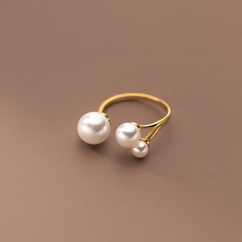 Anillo elegante de tres perlas