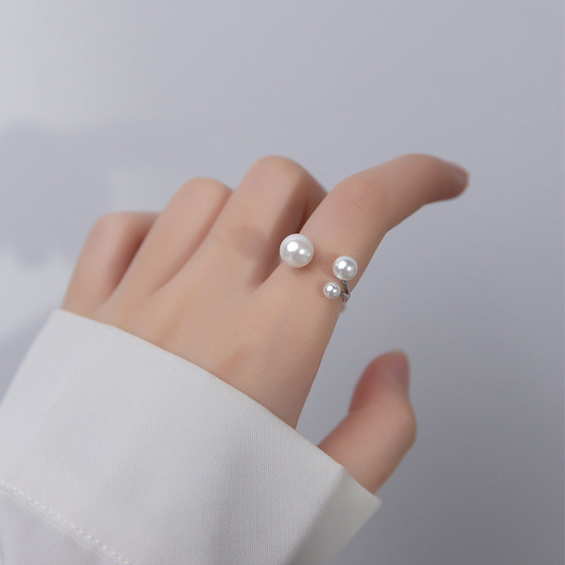 Anello elegante con trio di perle