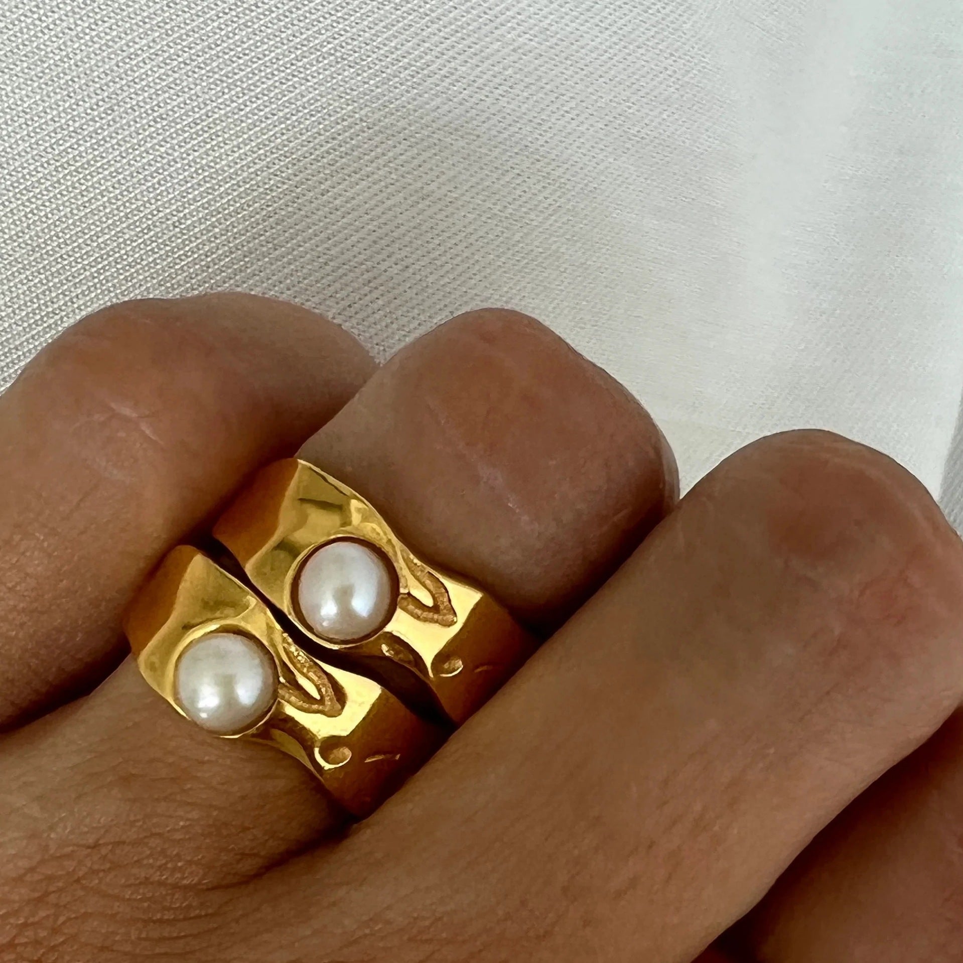Anillo elegante dorado con perla natural