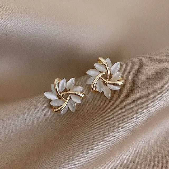 Aretes de botón en forma de hoja dorada con ópalo blanco